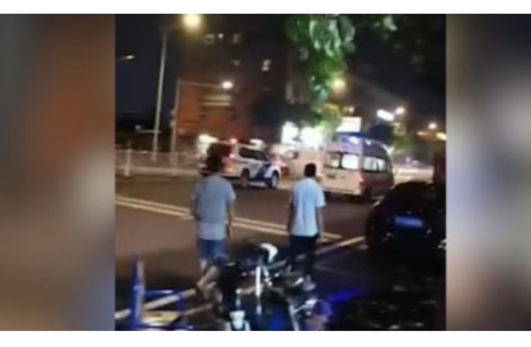 广东公车“无差别砍人” 23岁男见人就捅血洗车厢…