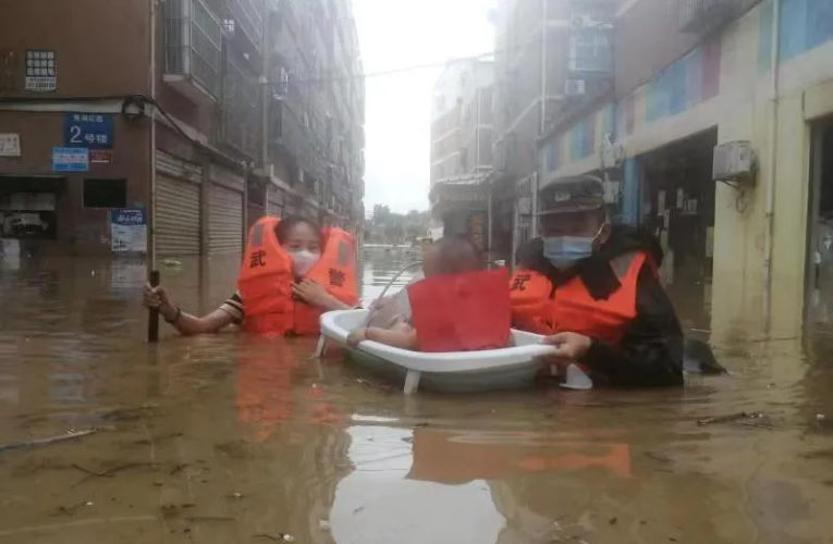 特大暴雨袭湖北多地！信号中断、洪水来袭…